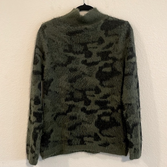 Fate DailyLook Women’s Sweater Small Green Camo Mock Neck Fuzzy Contemporary - Picture 6 of 17